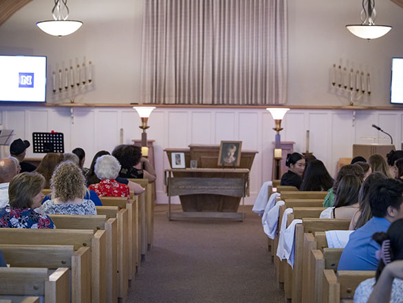 Pews full of people at a UNR Med Anatomical Donation Program service for donors.