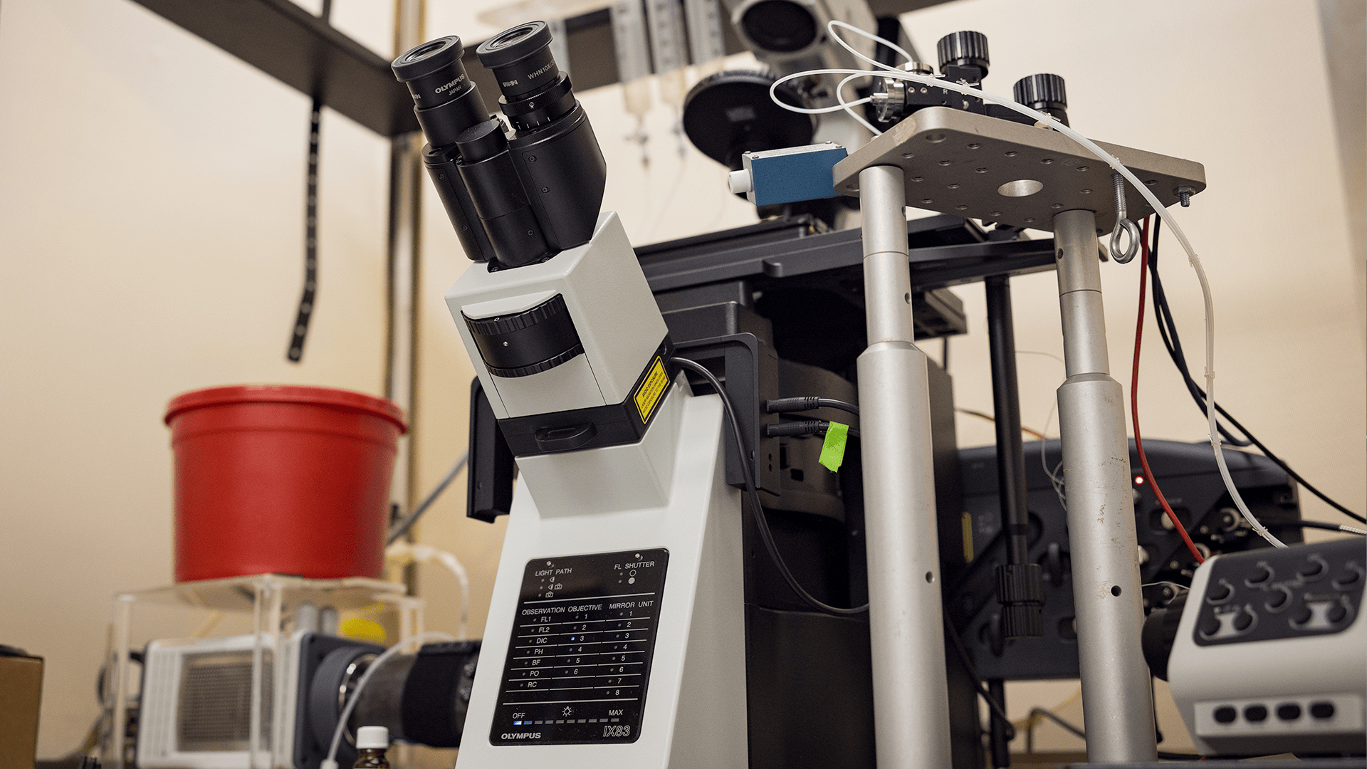 Lab workstation equipped with a Olympus TIRF system with FRET and patch clamp