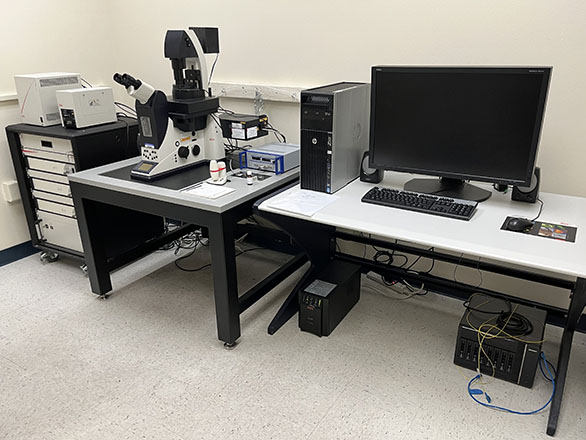 Leica microscope set up in a lab.